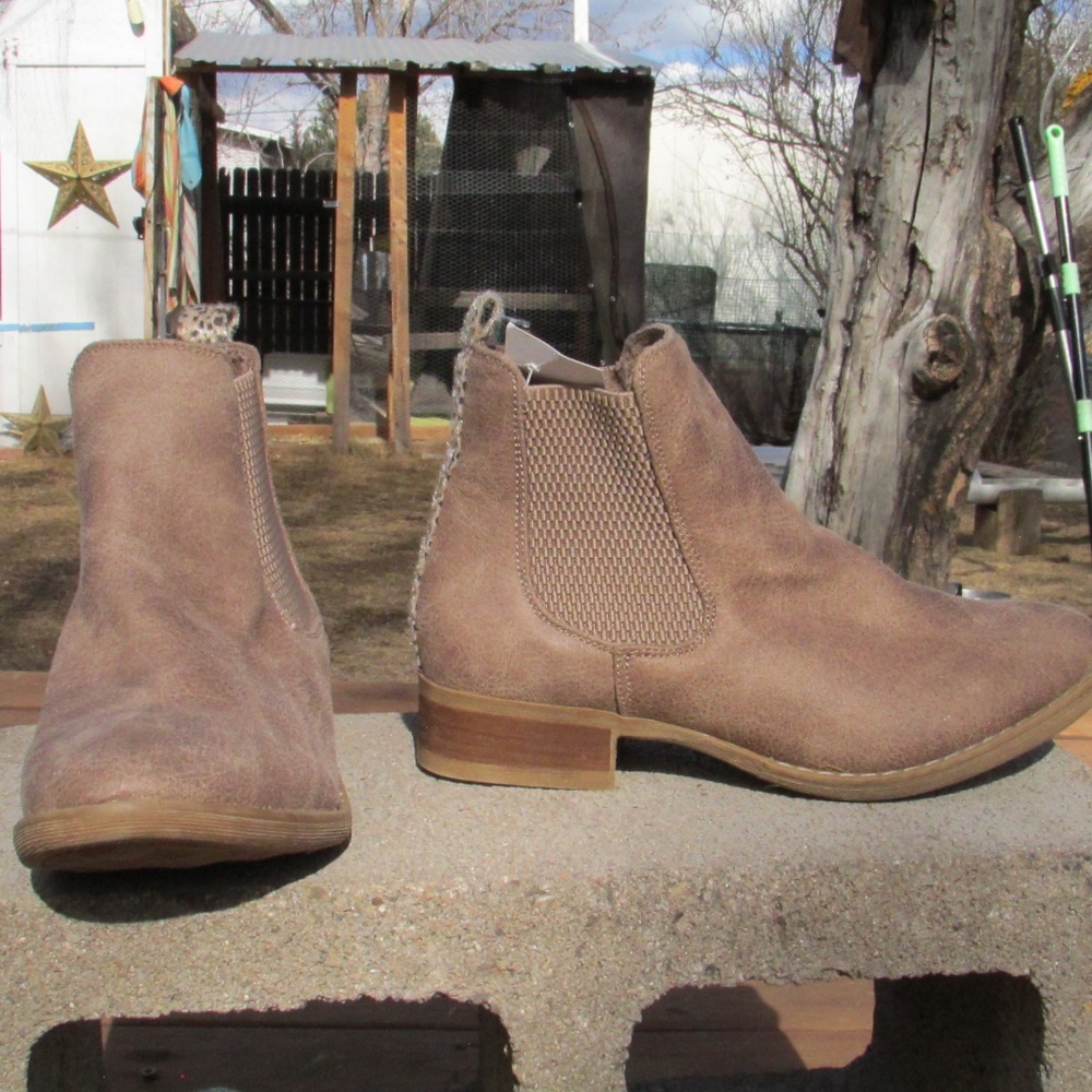 Very G Blake Chelsea Boots in beige